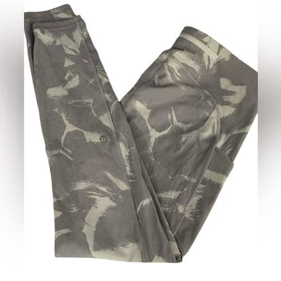 Lululemon Speed Up Tight 28" *Full-On Luxtreme
Flower Pop White Silver Lilac - Picture 7 of 8